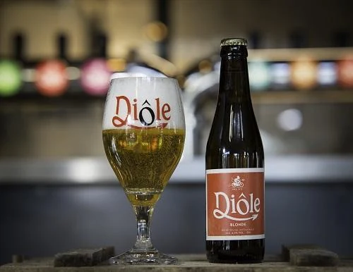 Bouteille de Diôle blonde accompagnée de son verre de bière.
